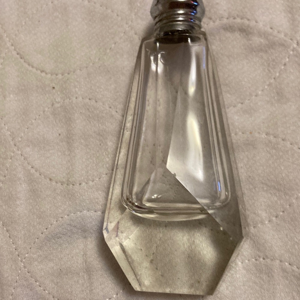 A salt or pepper shaker Can’t find the mate to it 4 & a half inches tall